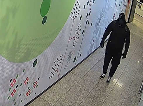 Ten mężczyzna napadł na kantor w Pile - VIDEO  - grafika
