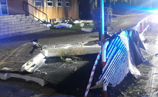 Nawałnica w regionie. Drzewo przewróciło się na zaparkowane samochody 