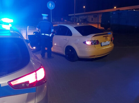 Policja urządziła "nalot" na zlot samochodów  - grafika
