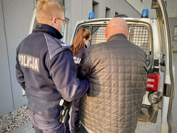 46-latek zatrzymany podczas porcjowania amfetaminy  - grafika