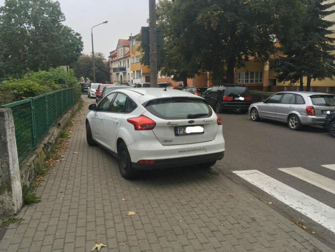 Wywiadówka w pilskim LO: rodzice parkują gdzie popadnie - grafika