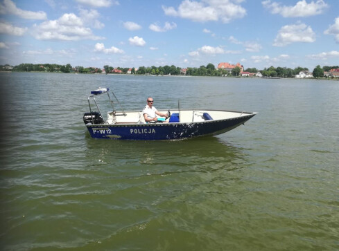 Policyjne patrole na wałeckich jeziorach  - grafika