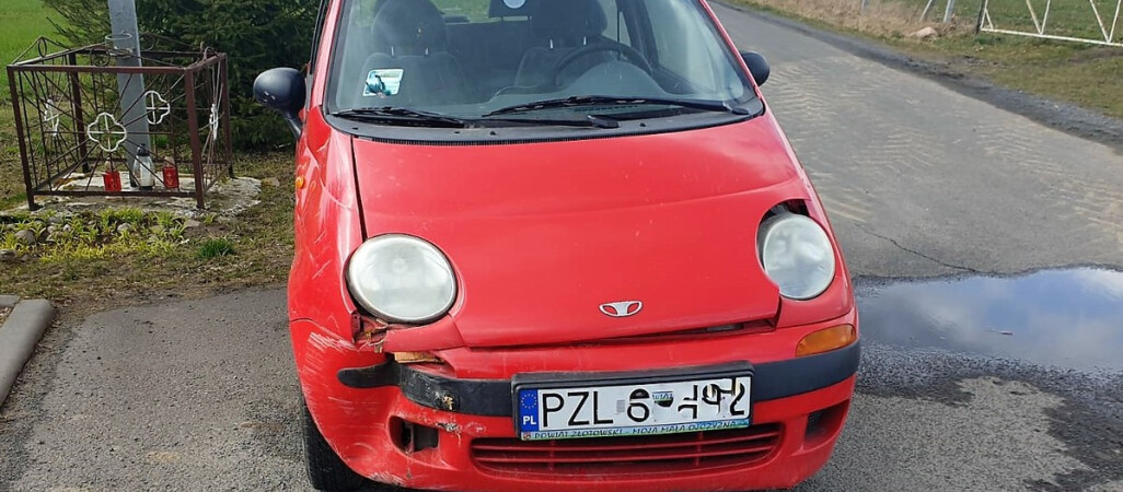 Policja zatrzymała pijaną kierującą bez uprawnień