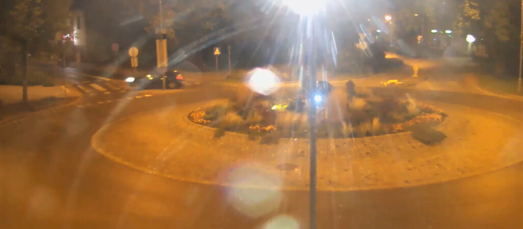 Pijany na rondzie. Jazdę zakończył na żywopłocie - VIDEO