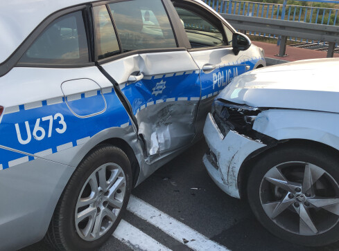 Policyjny pościg za pijanym kierowcą w skradzionej Skodzie - grafika