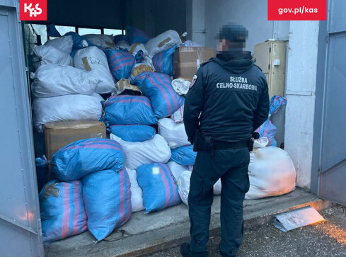 Podróbki za 10 mln zł skonfiskowano w Pile i Trzciance - VIDEO - grafika
