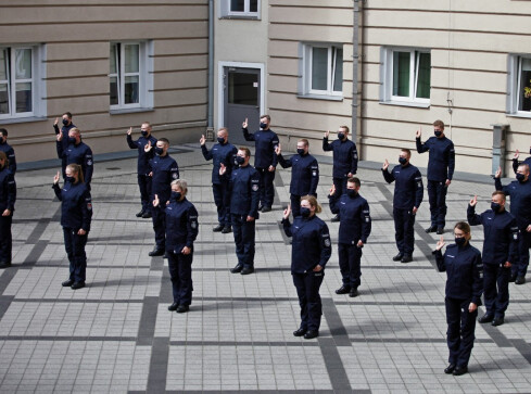 Policjanci złożyli ślubowanie. Czterech z nich trafi do Piły  - grafika
