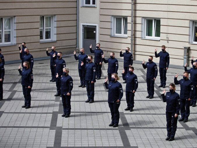 Policjanci złożyli ślubowanie. Czterech z nich trafi do Piły  - grafika