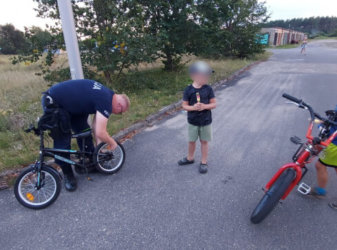 Maluchy zgłosiły interwencję. Policjanci pomogli  - grafika
