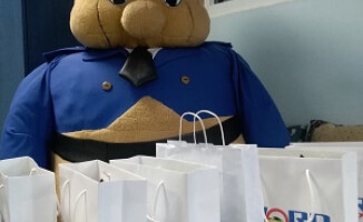 Policja przynosi dzieciom w kwarantannie prezenty 