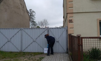 Policja przynosi dzieciom w kwarantannie prezenty 