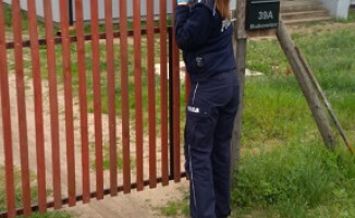 Policja przynosi dzieciom w kwarantannie prezenty 