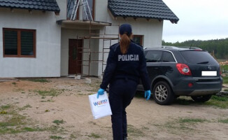 Policja przynosi dzieciom w kwarantannie prezenty 