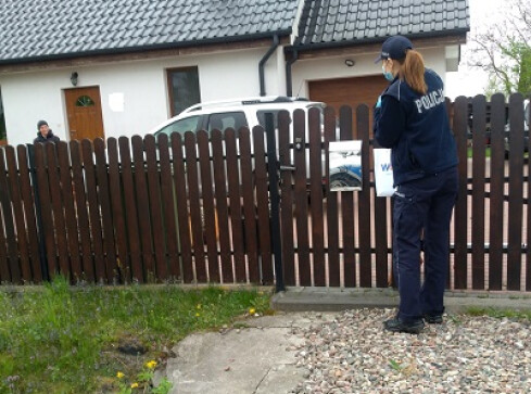 Policja przynosi dzieciom w kwarantannie prezenty  - grafika