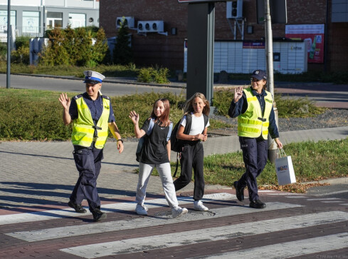 "Pomachaj kierowcy" - zachęcają policjanci. Dlaczego?  - grafika