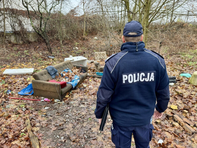 Regularnie sprawdzają miejsca, gdzie żyją bezdomni  - grafika