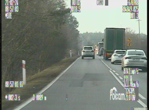 Swoim porsche wyprzedzał jednocześnie 5 samochodów  - grafika