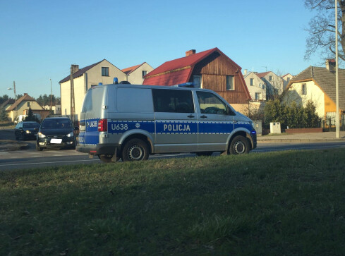 Sprawca śmiertelnego potrącenia rzucił się na policjantów z noże - grafika
