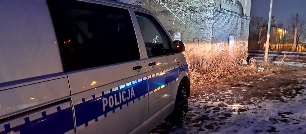 Policjanci wynieśli dwóch bezdomnych z pożaru 