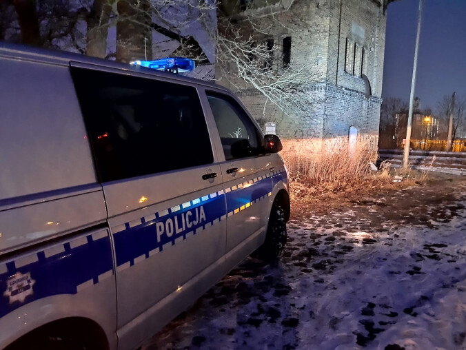 Policjanci wynieśli dwóch bezdomnych z pożaru  - grafika