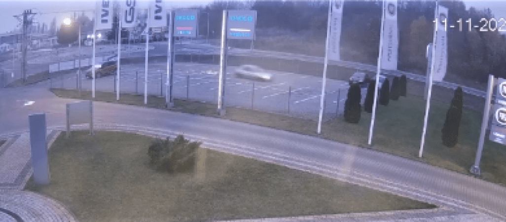 Prosto przez rondo. Pijany kierowca staranował ogrodzenie 