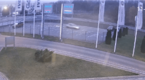 Prosto przez rondo. Pijany kierowca staranował ogrodzenie  - grafika