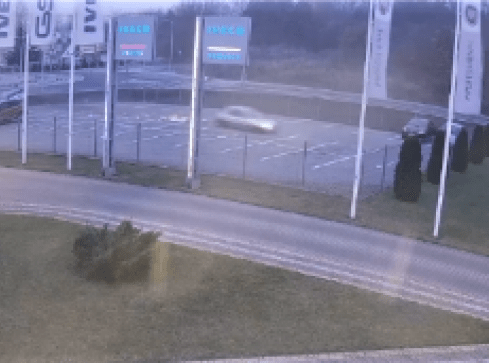 Prosto przez rondo. Pijany kierowca staranował ogrodzenie  - grafika