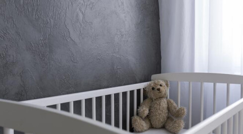 12-tygodniowe niemowlę z obrażeniami głowy w szpitalu. Rodzice czek - grafika