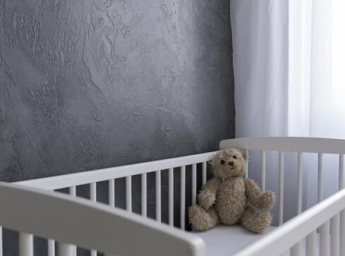 12-tygodniowe niemowlę z obrażeniami głowy w szpitalu. Rodzice czek - grafika