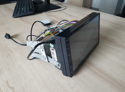 Z zazdrości włamał się do samochodu i wyrwał radio  - grafika