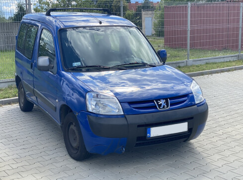 Pilska policja zatrzymała złodziei samochodu i motoroweru  - grafika