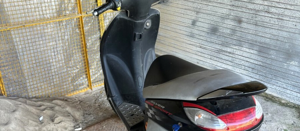 Bez kasku, naćpany i z lewymi tablicami