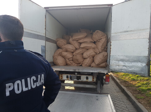 W samochodzie chłodni przewozili tytoń o wartości 1,3 mln zł  - grafika