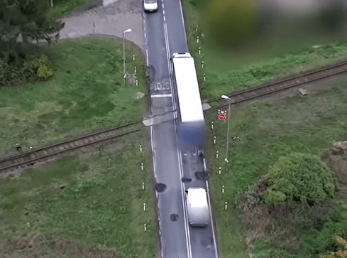 Kierowcy łamali znak STOP przed przejazdem  - grafika