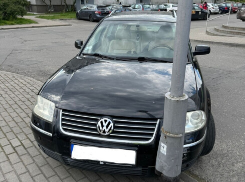 Miał 3 promile... zaparkował na lampie  - grafika