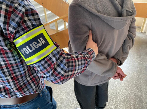 Zatrzymali złodzieja między półkami w sklepie  - grafika