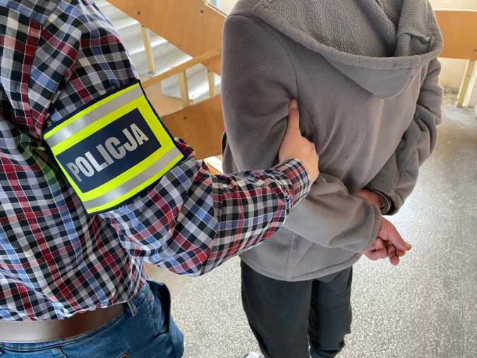 Zatrzymali złodzieja między półkami w sklepie  - grafika