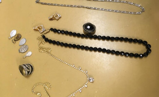 Ojciec z synem włamali się do mieszkania i ukradli biżuterię