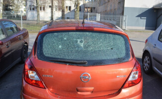 Strzelali z wiatrówki do samochodów i je okradali