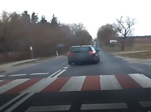 Wyprzedzał na przejściu dla pieszych [VIDEO] - grafika