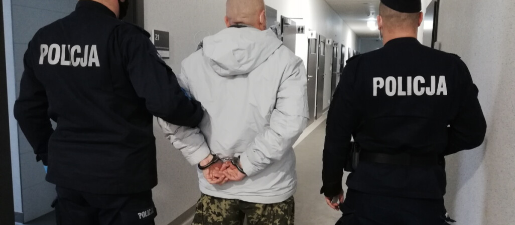 Policjanci zatrzymali ośmiu poszukiwanych mężczyzn