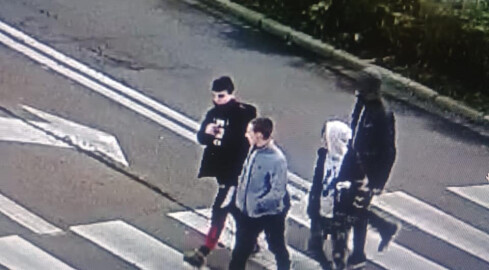 To oni okradli starszą kobietę. Policja po sygnałach od czytelnikó - grafika