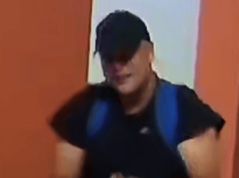 Policja publikuje wizerunek złodzieja sportowych ubrań z COS  - grafika