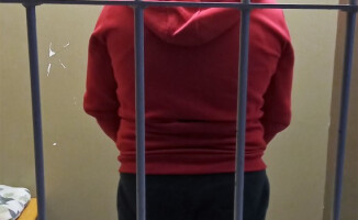 Kradli perfumy, kosmetyki i biżuterię