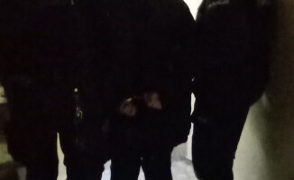 Kradli perfumy, kosmetyki i biżuterię