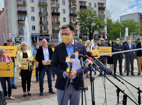 "Państwo powinno ratować swoich najsłabszych". Szymon Hołownia w P - grafika