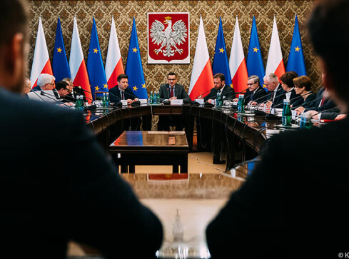 Wszystkie szkoły w kraju od poniedziałku będą zamknięte! - grafika