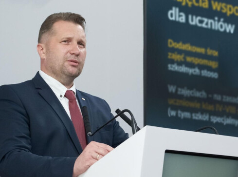 Czarnek wprowadza zdalne nauczanie już od jutra  - grafika