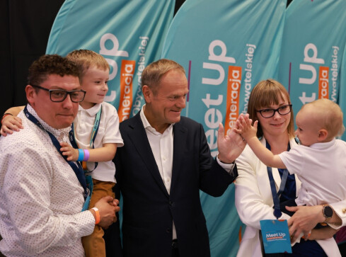 Platforma chce skrócić tydzień pracy do 4 dni. Kupi tym wyborców? - grafika