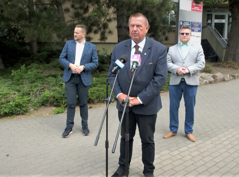 Donald Tusk rozpoczął kampanię oszczerstw - mówią działacze PiS  - grafika